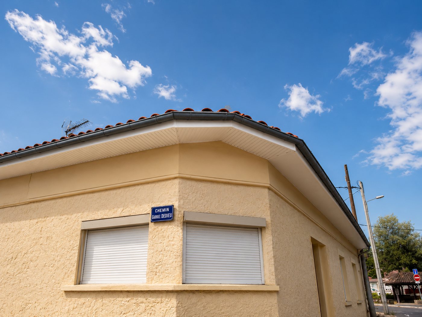 Avant-toit habillé en lambris PVC blanc avec gouttière zinc sur une maison girondine