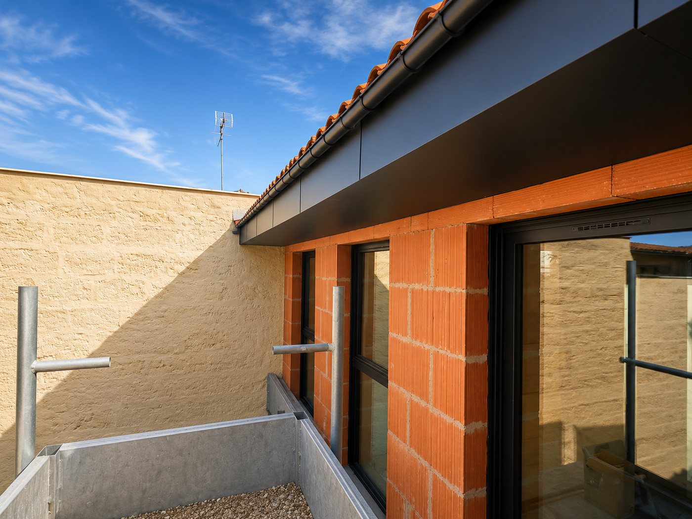 Avant-toit habillé en lambris PVC blanc avec gouttières sur une maison girondine, réalisé par A2Roulet-Toiture