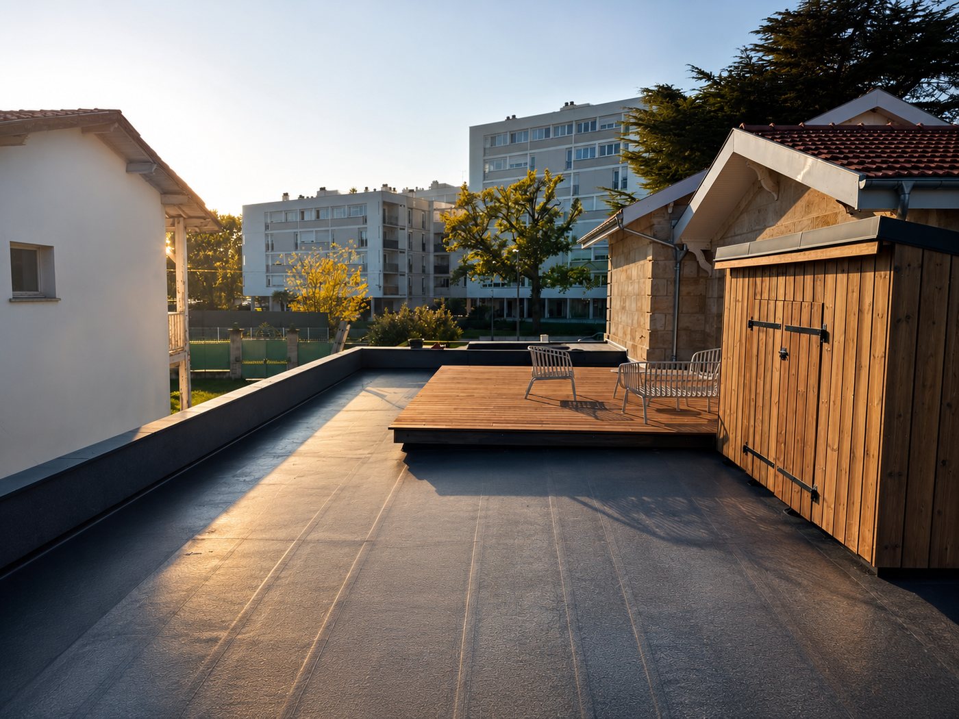 Toiture-terrasse étanchée en membrane EPDM avec terrasse en bois et abri, réalisée par A2Roulet-Toiture en Gironde